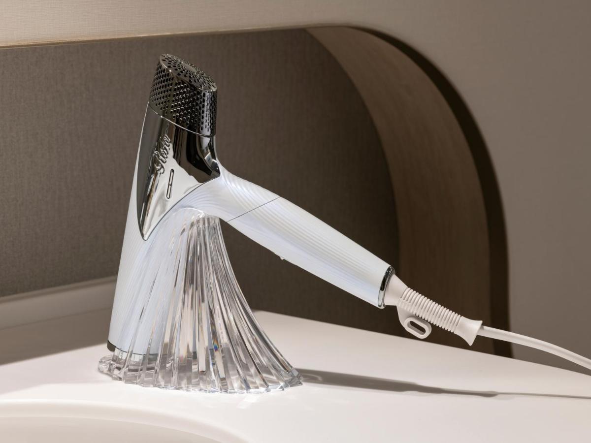 Mitsui Garden Hotel Yokohama Minatomirai Premier Экстерьер фото A hair dryer