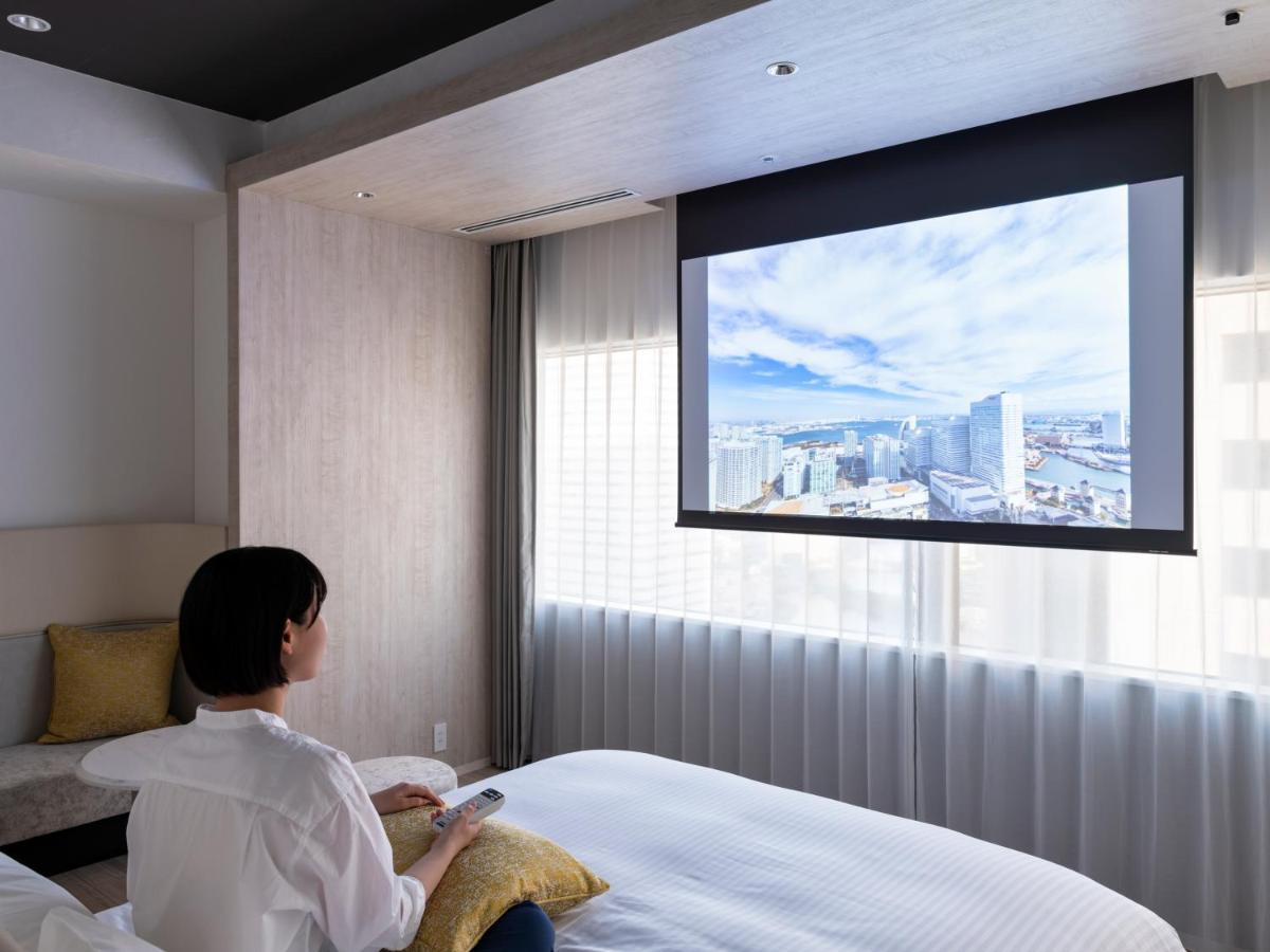 Mitsui Garden Hotel Yokohama Minatomirai Premier Экстерьер фото A motorized projection screen