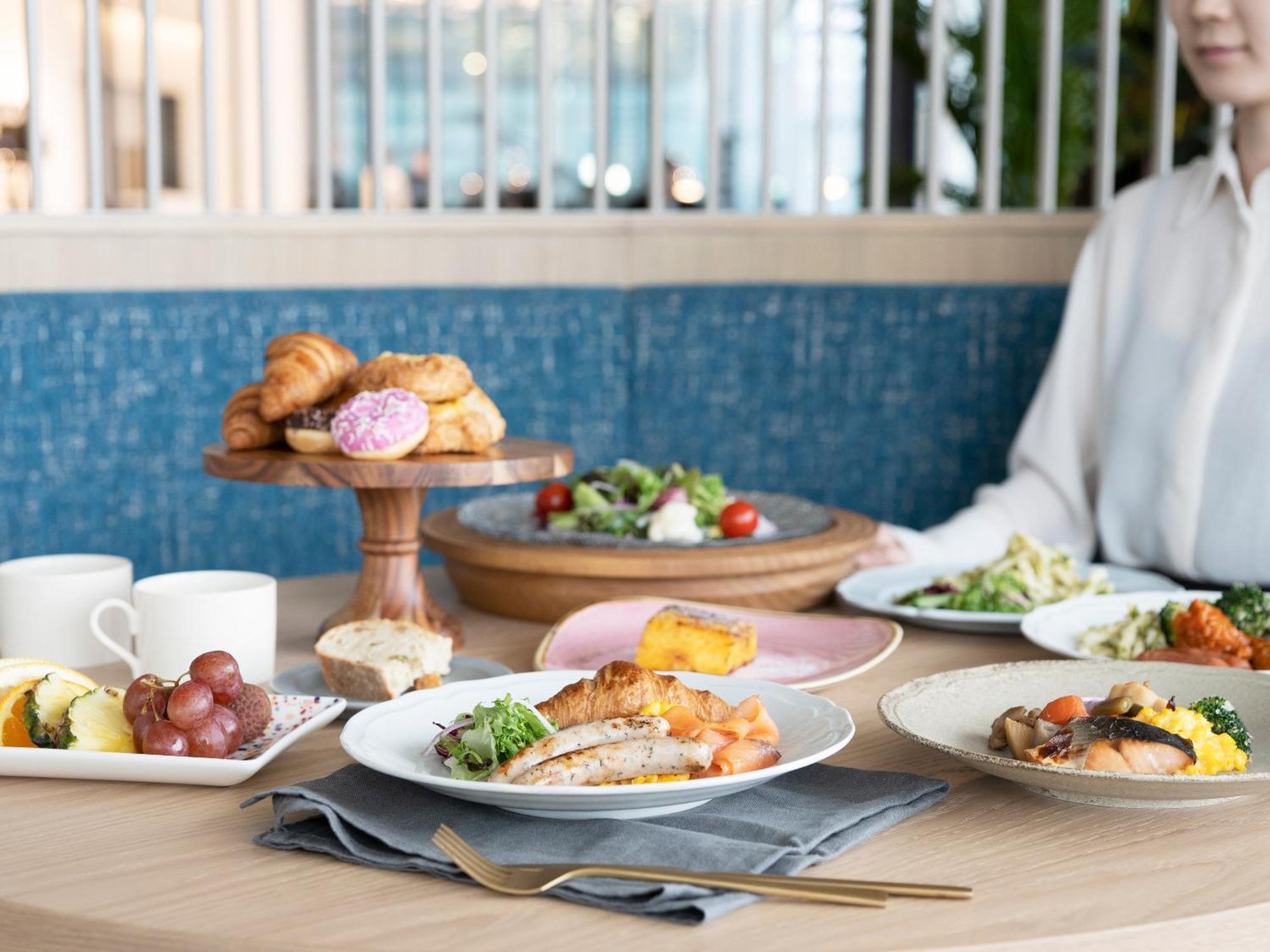 Mitsui Garden Hotel Yokohama Minatomirai Premier Экстерьер фото A selection of dishes at the restaurant