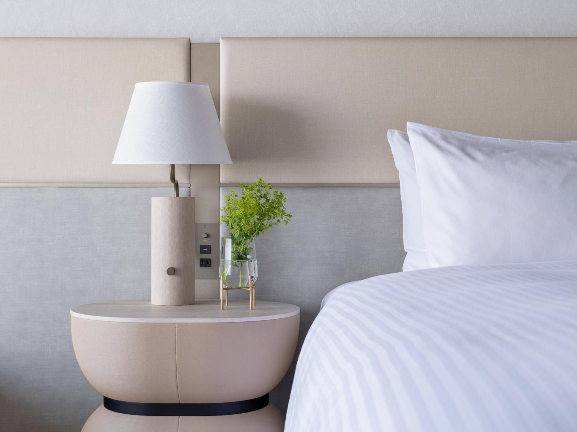 Mitsui Garden Hotel Yokohama Minatomirai Premier Экстерьер фото A bedside table