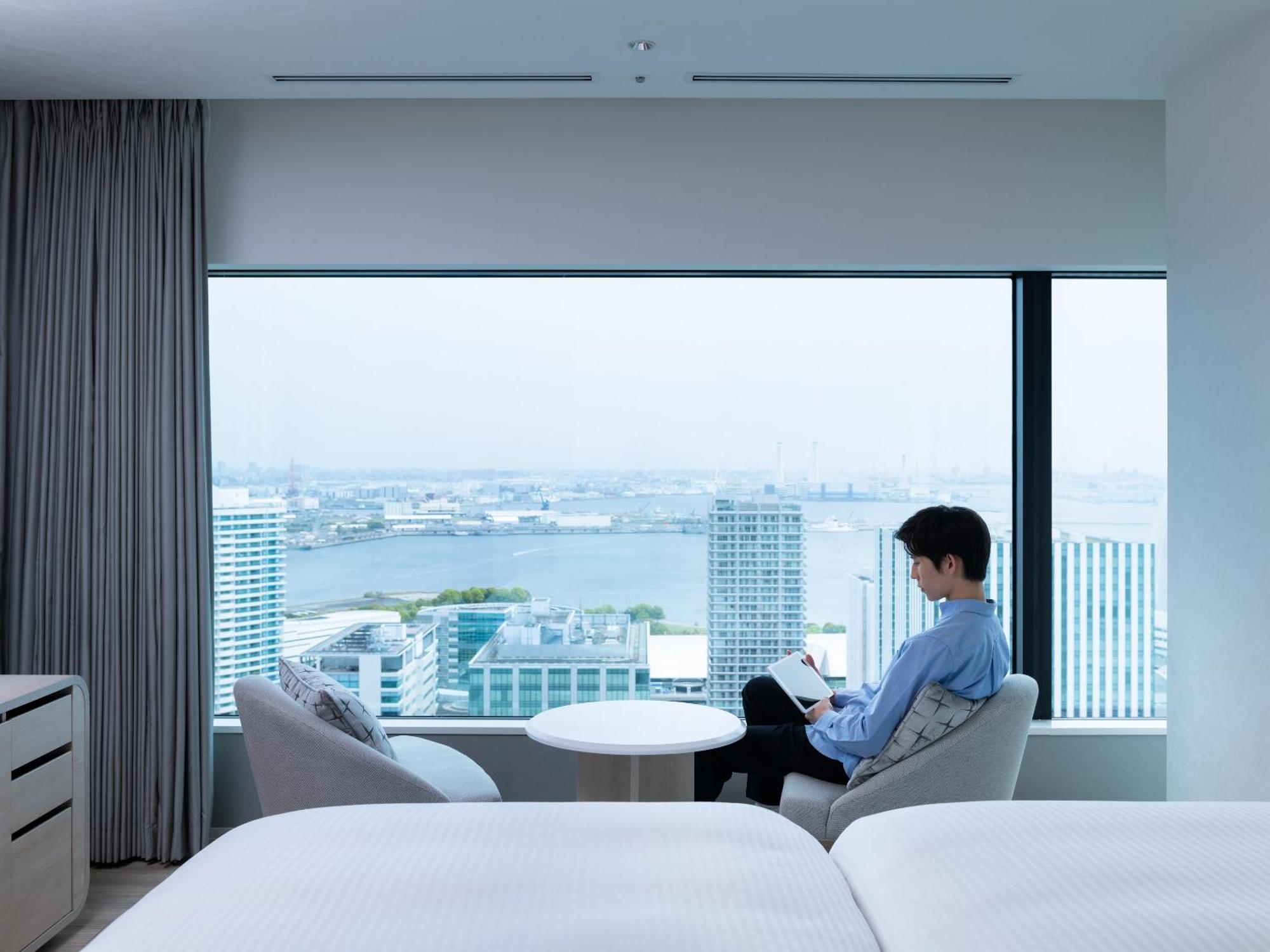 Mitsui Garden Hotel Yokohama Minatomirai Premier Экстерьер фото A guest room at the hotel