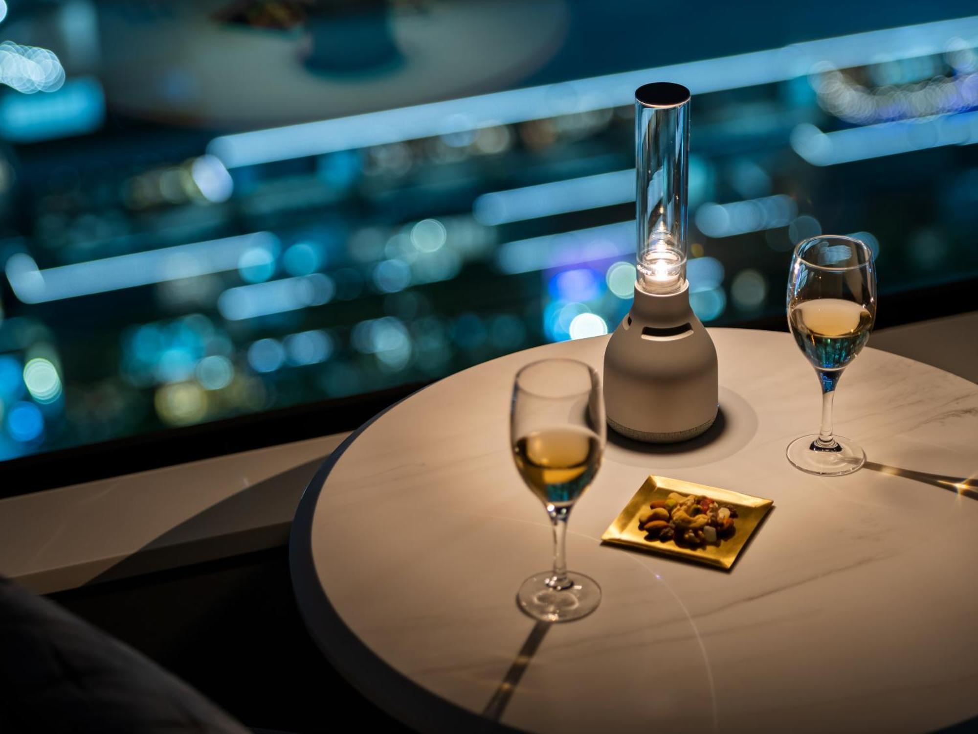 Mitsui Garden Hotel Yokohama Minatomirai Premier Экстерьер фото The bar at the 101 Sky Lounge