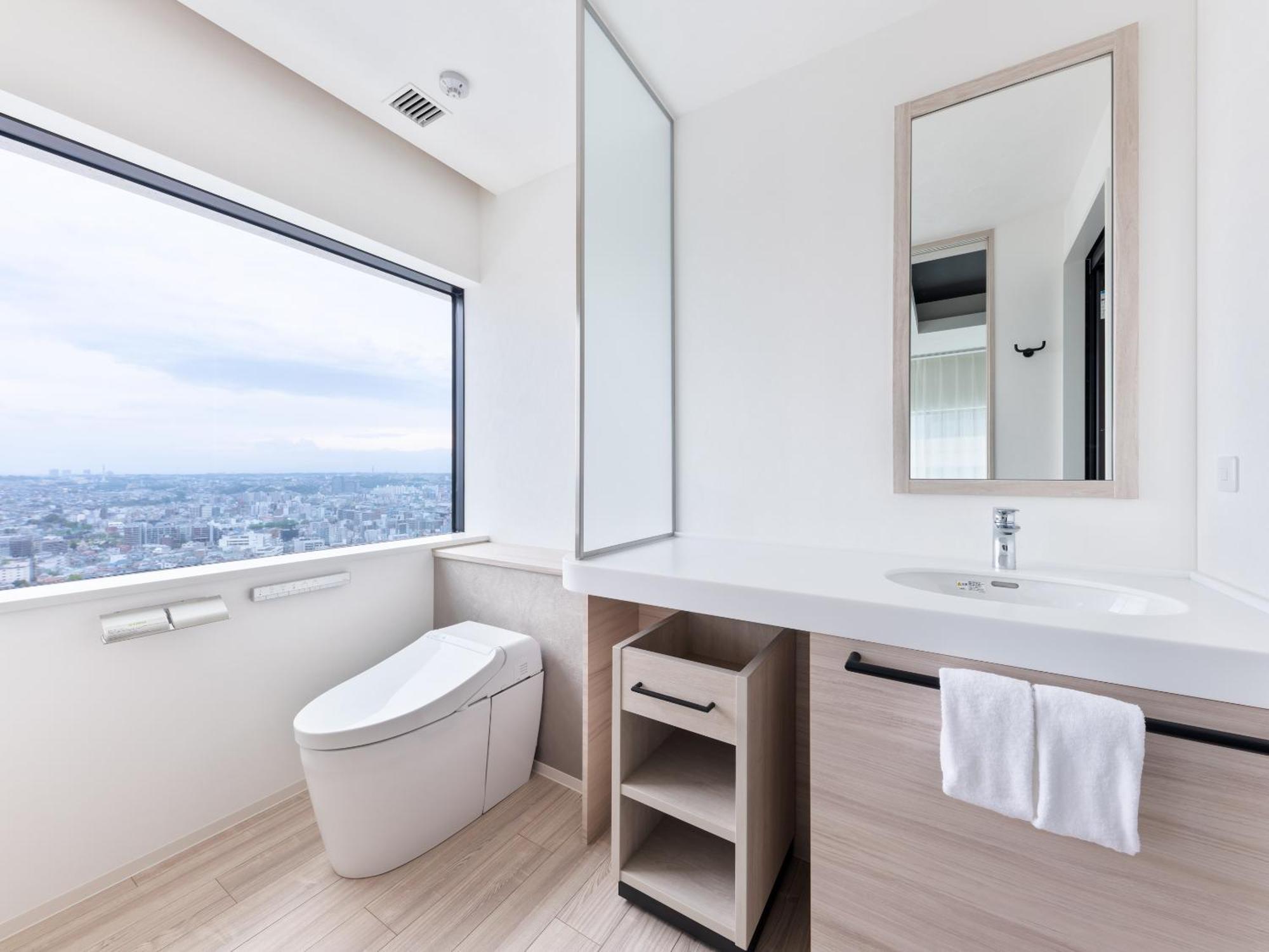 Mitsui Garden Hotel Yokohama Minatomirai Premier Экстерьер фото A modern Japanese toilet