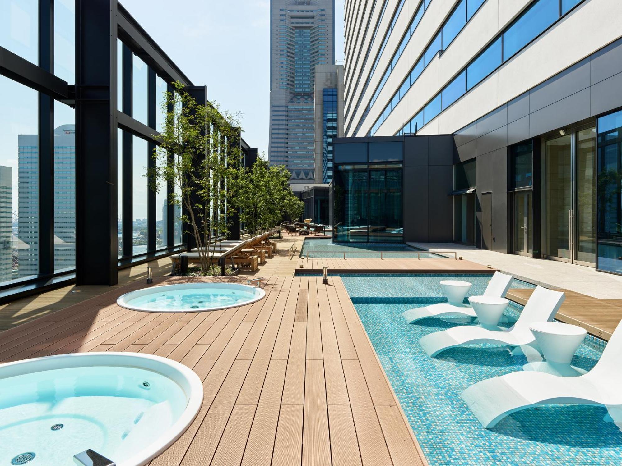 Mitsui Garden Hotel Yokohama Minatomirai Premier Экстерьер фото The rooftop pool at the hotel
