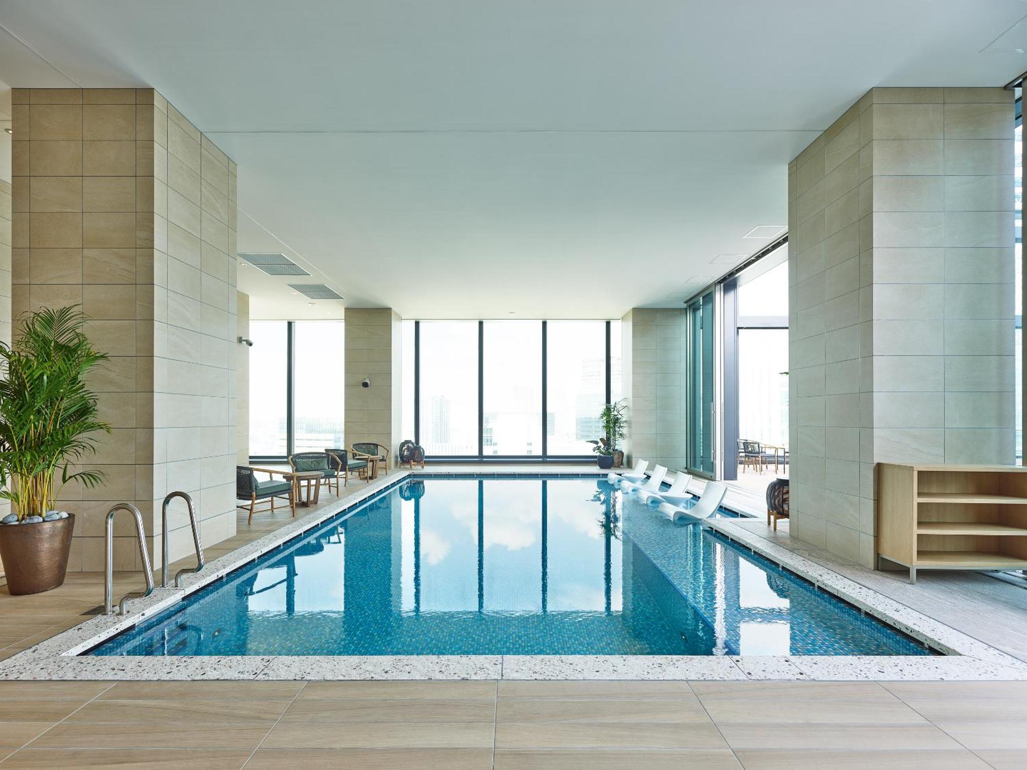 Mitsui Garden Hotel Yokohama Minatomirai Premier Экстерьер фото The pool at The Ritz-Carlton, Tokyo